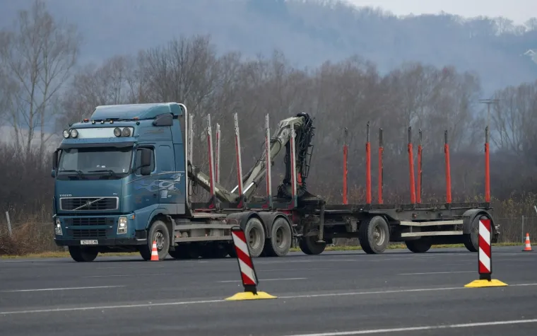 Putujući na sastanak u Ministarstvo zdravstva međimurski župan Matija Posavec i njegov vozač doživjeli su prometnu nezgodu kod naplatnih kućica u Svetoj Heleni. Bliski susret s teretnim vozilom, srećom, pro&scaron;ao je bez težih posljedica