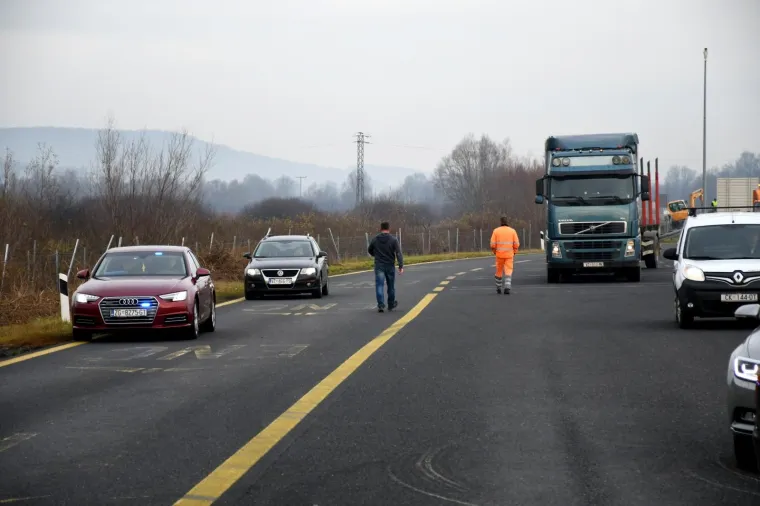 Putujući na sastanak u Ministarstvo zdravstva međimurski župan Matija Posavec i njegov vozač doživjeli su prometnu nezgodu kod naplatnih kućica u Svetoj Heleni. Bliski susret s teretnim vozilom, srećom, pro&scaron;ao je bez težih posljedica