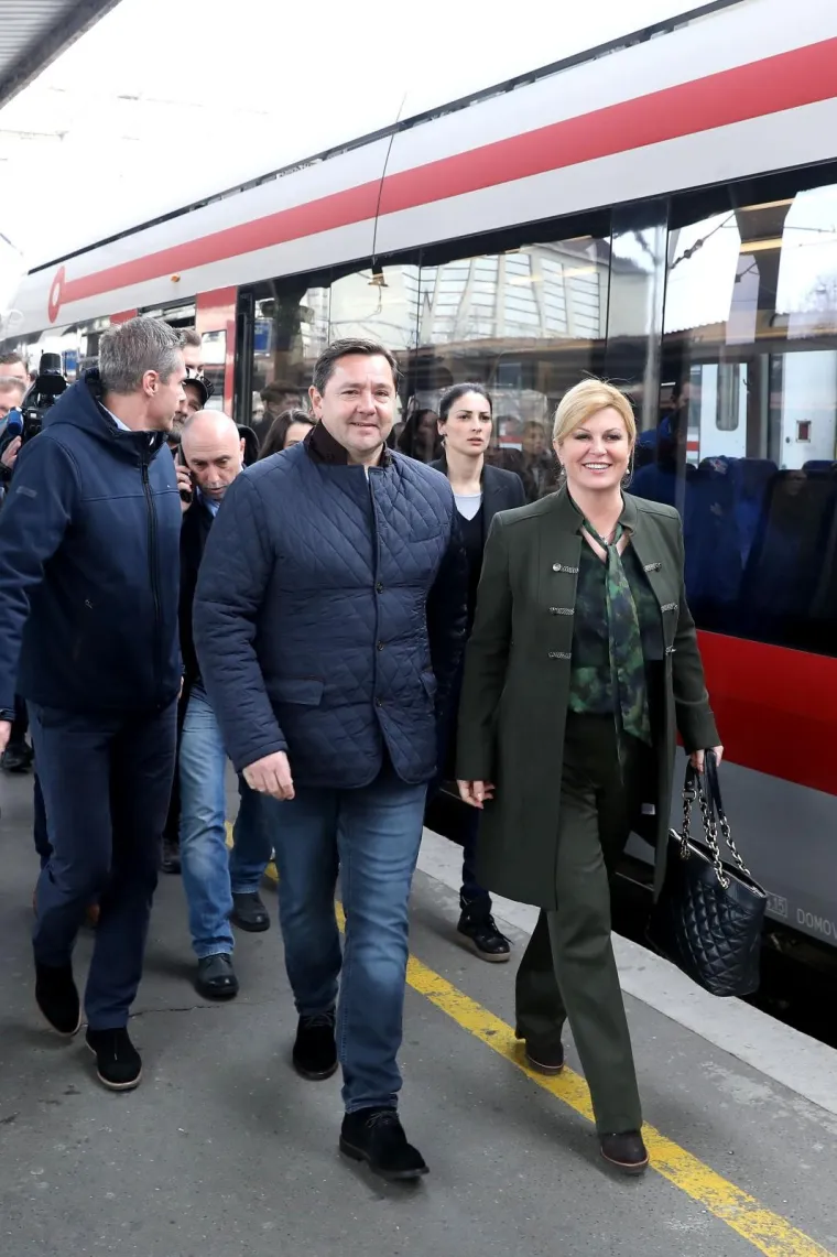 Grabar-Kitarović povezla se vlakom, zami&scaron;ljeno pisala bilje&scaron;ke: Dočekao ju onaj kojemu bi u zatvor nosila kolače