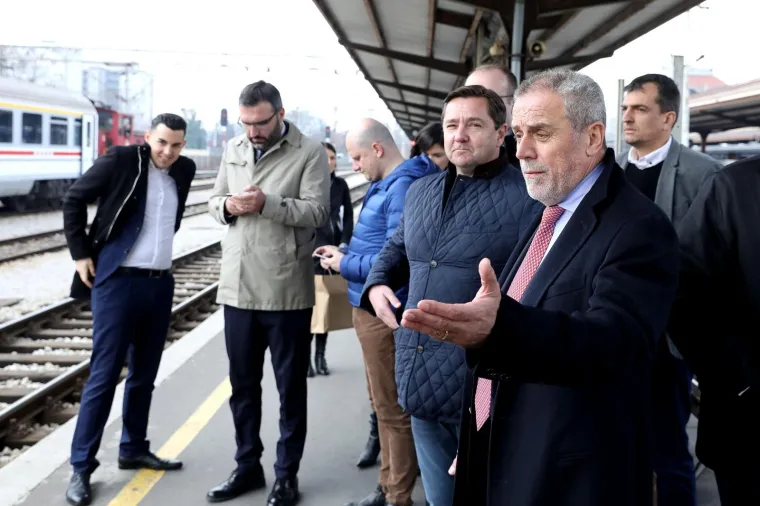 Grabar-Kitarović povezla se vlakom, zami&scaron;ljeno pisala bilje&scaron;ke: Dočekao ju onaj kojemu bi u zatvor nosila kolače