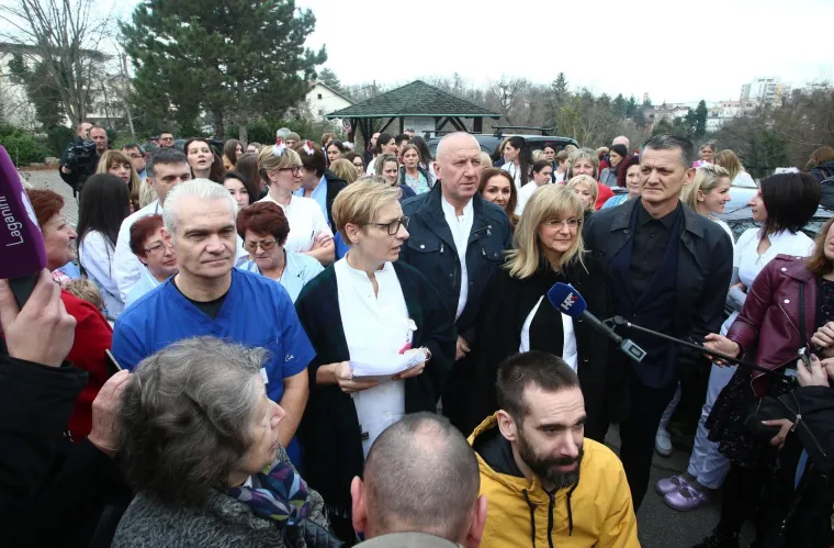 Prosvjed djelatnika Srebrnjaka, dr. Nogalo poručio Bandiću: 'Ja ću se posuti pepelom, ali onda mora&scaron; i ti'