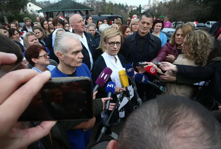 Prosvjed djelatnika Srebrnjaka, dr. Nogalo poručio Bandiću: 'Ja ću se posuti pepelom, ali onda mora&scaron; i ti'