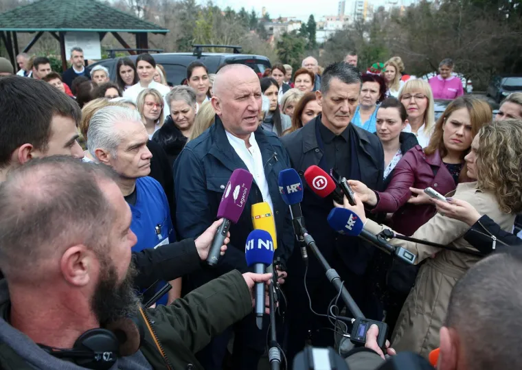 Prosvjed djelatnika Srebrnjaka, dr. Nogalo poručio Bandiću: 'Ja ću se posuti pepelom, ali onda mora&scaron; i ti'