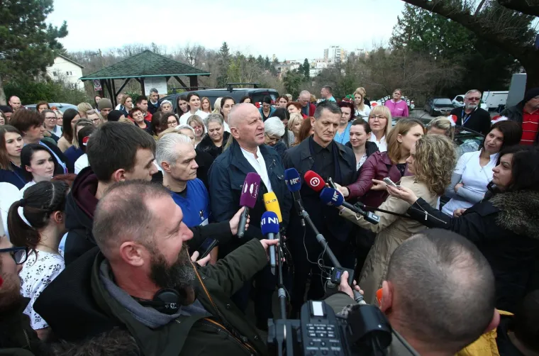 Prosvjed djelatnika Srebrnjaka, dr. Nogalo poručio Bandiću: 'Ja ću se posuti pepelom, ali onda mora&scaron; i ti'