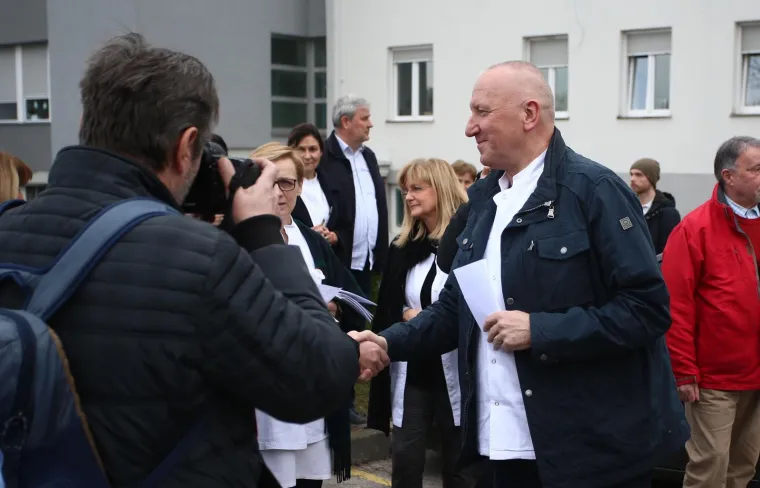 Prosvjed djelatnika Srebrnjaka, dr. Nogalo poručio Bandiću: 'Ja ću se posuti pepelom, ali onda mora&scaron; i ti'