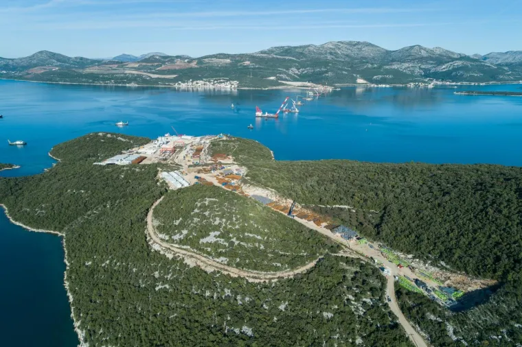 Pogled iz zraka na gradili&scaron;te Pelje&scaron;kog mosta.