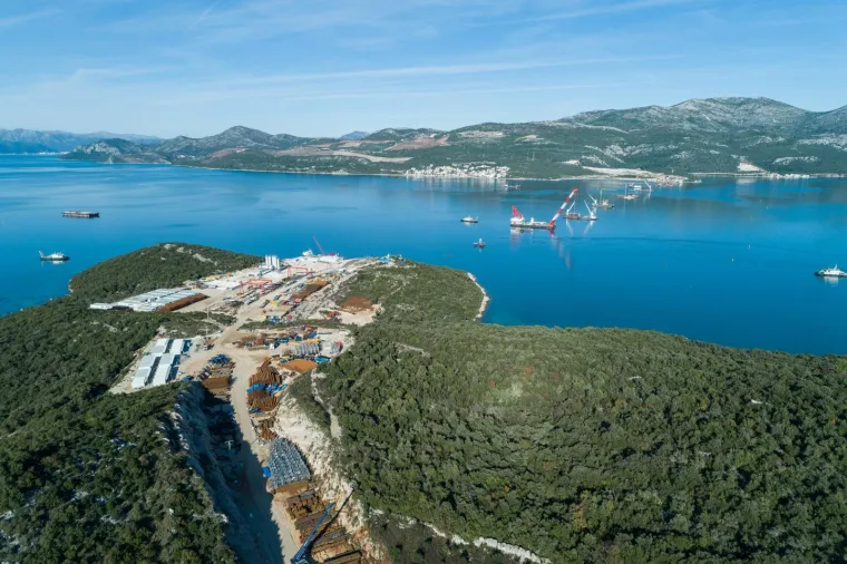 PELJE&Scaron;KI MOST IZRANJA IZ DUBINA MORA: Kinezi grade brzinom munje, pogledajte kako izgleda gradili&scaron;te snimljeno iz zraka