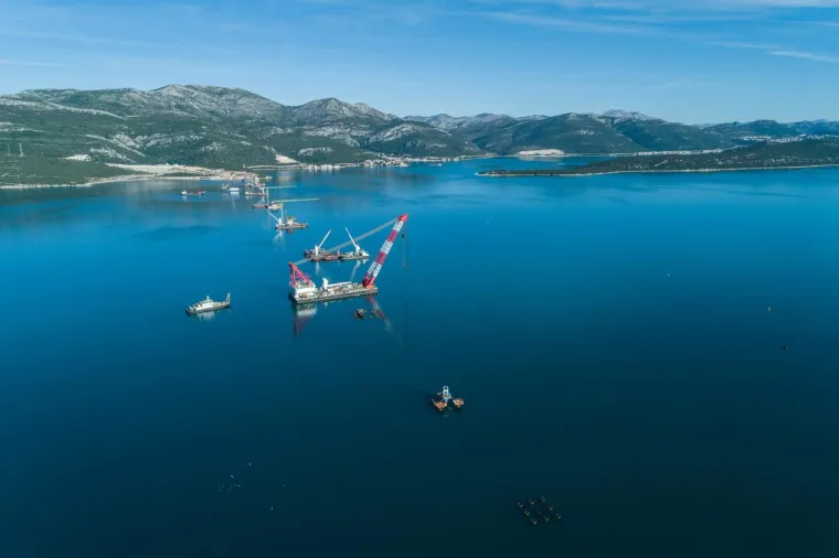 PELJE&Scaron;KI MOST IZRANJA IZ DUBINA MORA: Kinezi grade brzinom munje, pogledajte kako izgleda gradili&scaron;te snimljeno iz zraka