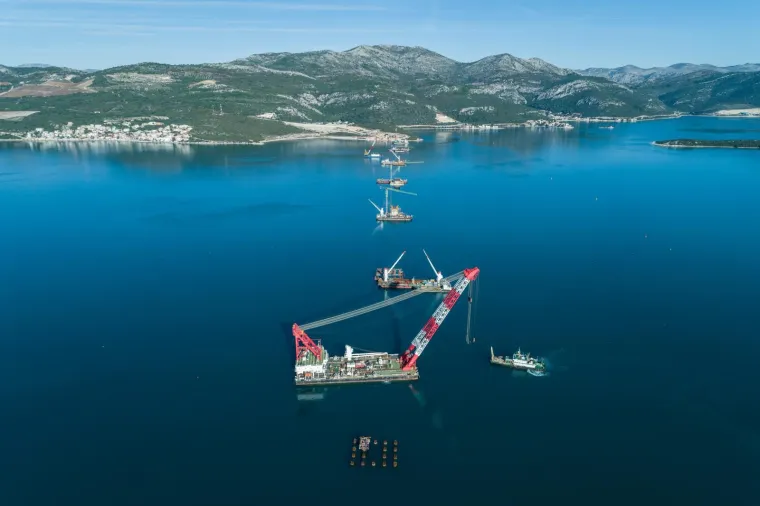 PELJE&Scaron;KI MOST IZRANJA IZ DUBINA MORA: Kinezi grade brzinom munje, pogledajte kako izgleda gradili&scaron;te snimljeno iz zraka