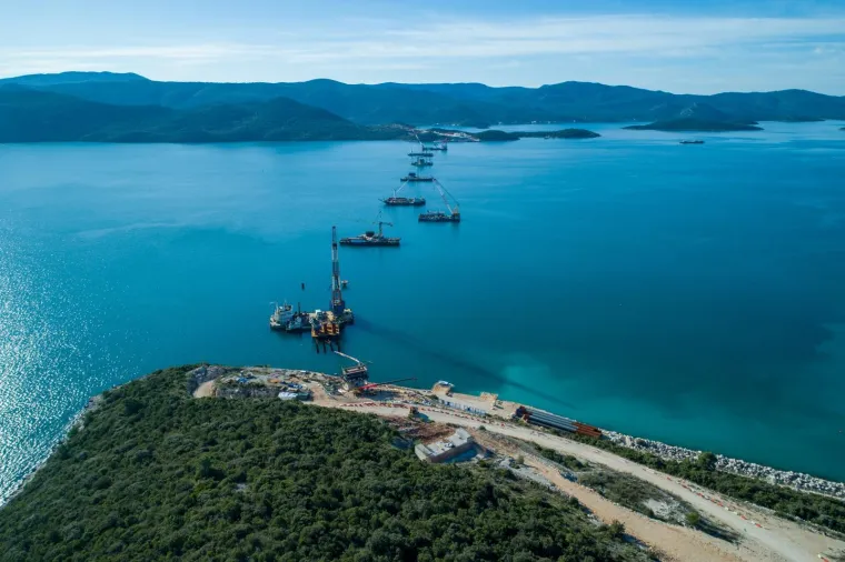 PELJE&Scaron;KI MOST IZRANJA IZ DUBINA MORA: Kinezi grade brzinom munje, pogledajte kako izgleda gradili&scaron;te snimljeno iz zraka