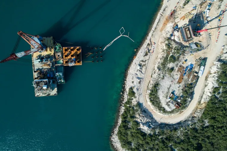 PELJE&Scaron;KI MOST IZRANJA IZ DUBINA MORA: Kinezi grade brzinom munje, pogledajte kako izgleda gradili&scaron;te snimljeno iz zraka