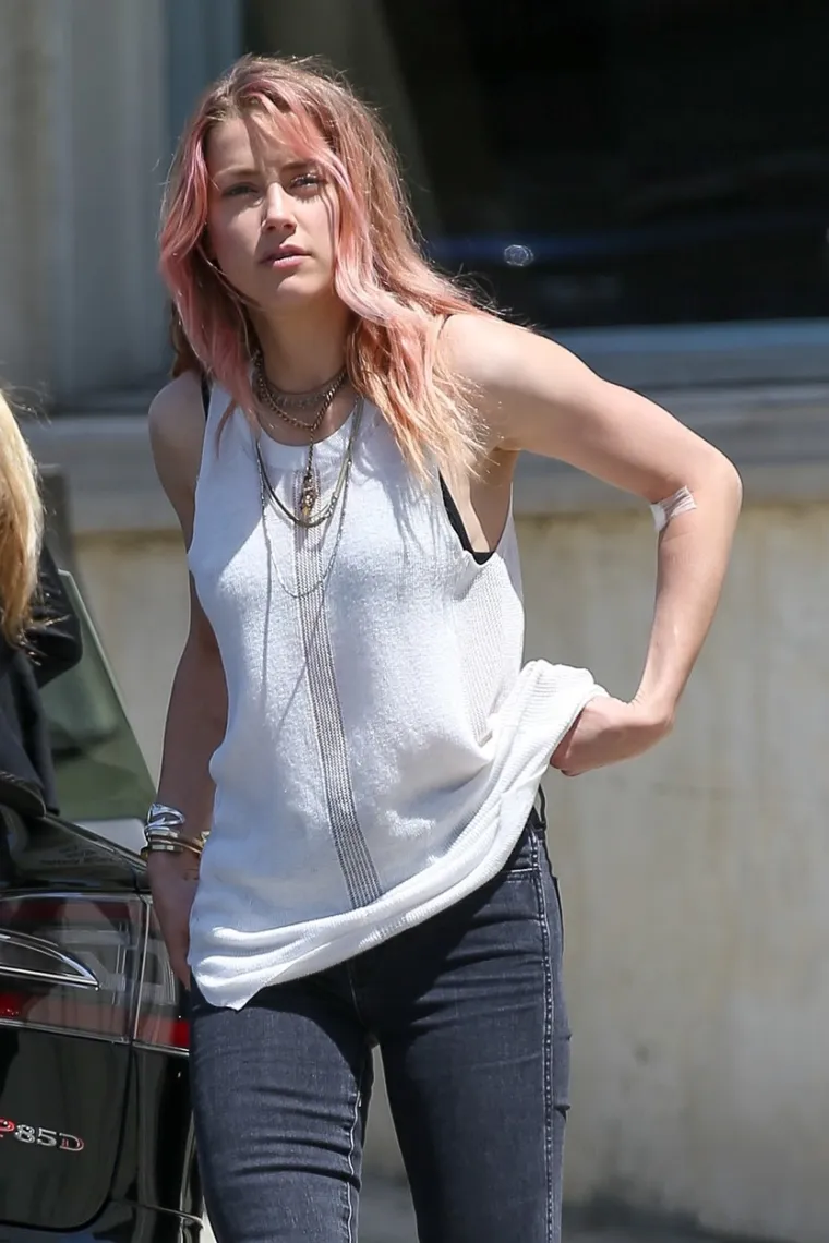 LICE BEZ &Scaron;MINKE I NIMALO GLAMUROZNI OUTFITI: Možete li na ovim fotkama prepoznati holivudsku glumicu?