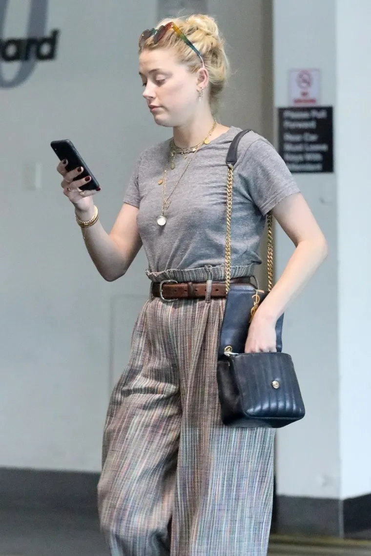 LICE BEZ &Scaron;MINKE I NIMALO GLAMUROZNI OUTFITI: Možete li na ovim fotkama prepoznati holivudsku glumicu?