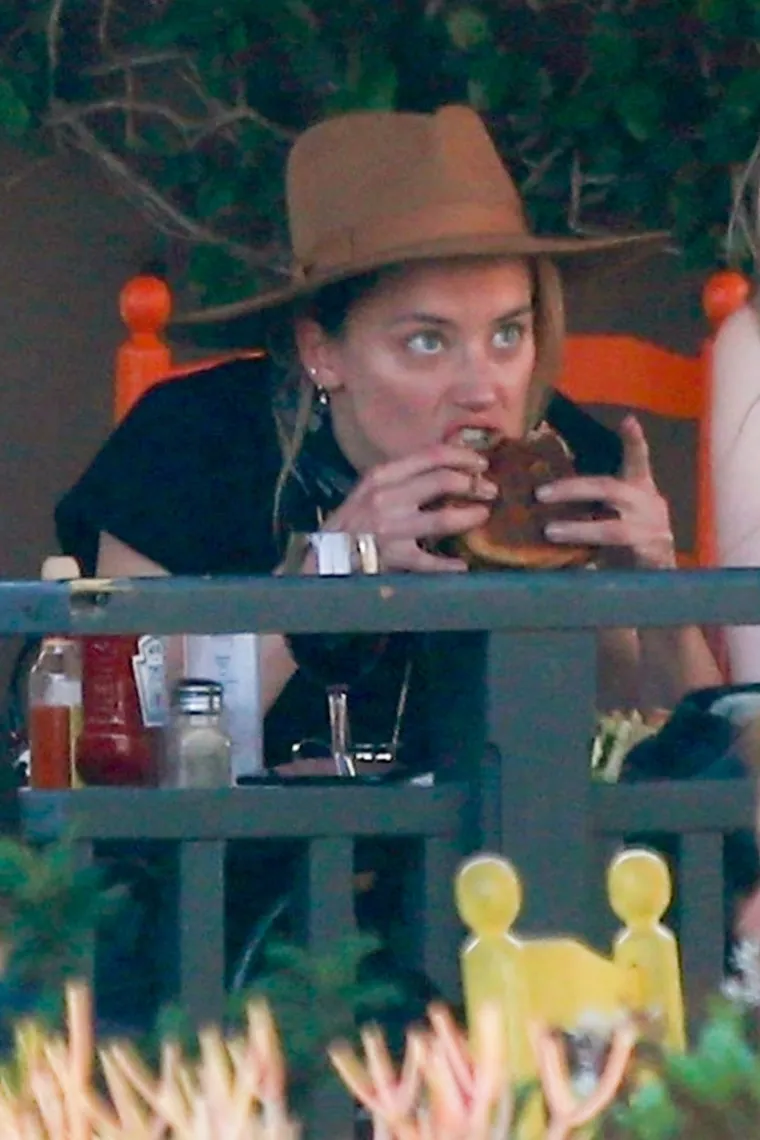 LICE BEZ &Scaron;MINKE I NIMALO GLAMUROZNI OUTFITI: Možete li na ovim fotkama prepoznati holivudsku glumicu?