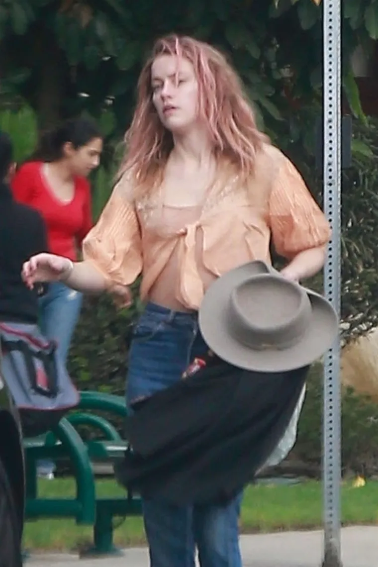 LICE BEZ &Scaron;MINKE I NIMALO GLAMUROZNI OUTFITI: Možete li na ovim fotkama prepoznati holivudsku glumicu?