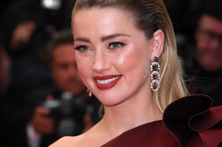 LICE BEZ &Scaron;MINKE I NIMALO GLAMUROZNI OUTFITI: Možete li na ovim fotkama prepoznati holivudsku glumicu?