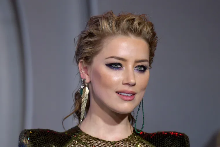 LICE BEZ &Scaron;MINKE I NIMALO GLAMUROZNI OUTFITI: Možete li na ovim fotkama prepoznati holivudsku glumicu?