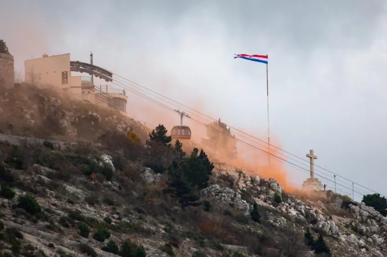 Ovako je Torcida na Srđu bakljadom odala počast dubrovačkom branitelju Cvijetu Antunoviću koji je preminuo prije dva dana u bolnici u Kragujevcu.
Pripadnici Torcide uz bakljadu su istaknuli i transparent s natpisom "I opet bi spreman stao, svoj bi život dao. Cvijeto Antunović - PUMB - Tvoja Torca"
Photo: Grgo Jelavic/PIXSELL