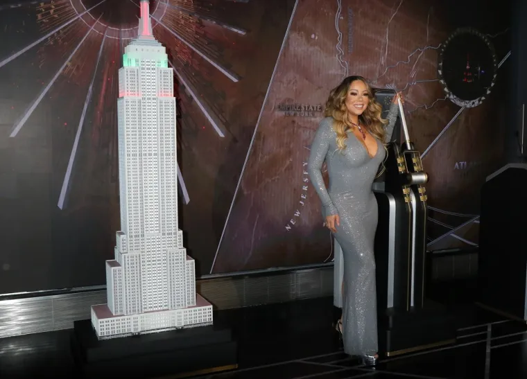 Mariah Carey stigla je na proslavu 25. godišnjice svog hita 'All I want for Christmas' u dugačkoj srebrnoj haljini ispod koje su se nazirali obrisi vrlo tijesnog steznika.