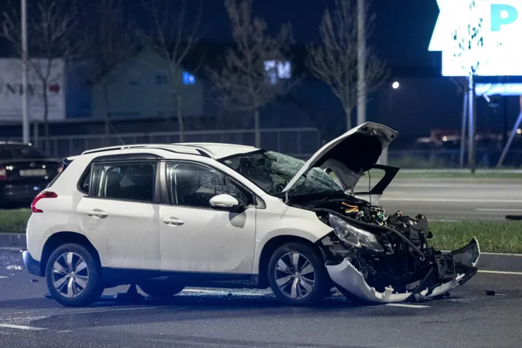 Kr&scaron; i lom kod Lesnine: Sudarili se autobus i automobil na Slavonskoj aveniji