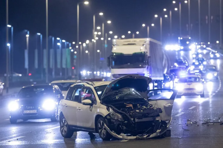 Kr&scaron; i lom kod Lesnine: Sudarili se autobus i automobil na Slavonskoj aveniji
