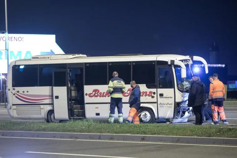 Kr&scaron; i lom kod Lesnine: Sudarili se autobus i automobil na Slavonskoj aveniji