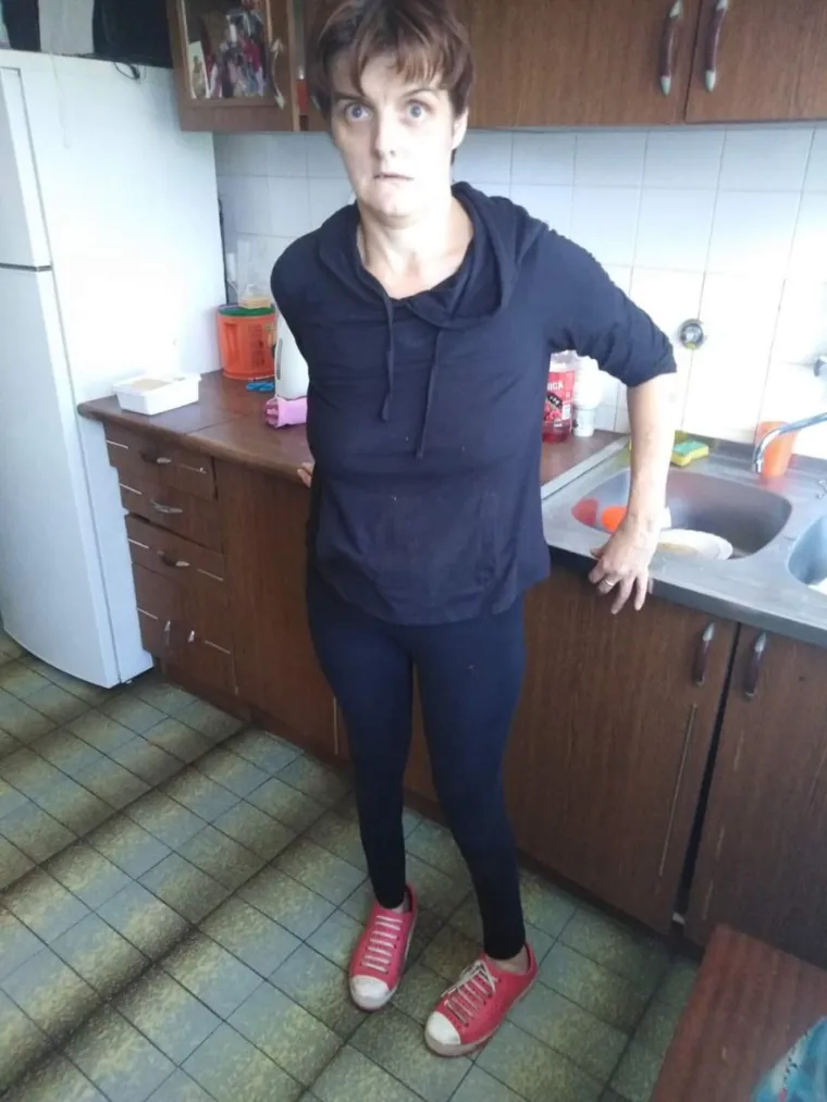 Nesretna je žena prije nekoliko mjeseci tragičnim slučajem ostala bez muža. Živi s djecom u neljudskim uvjetima, a pitanje je vremena kada će 'pasti' u kolica