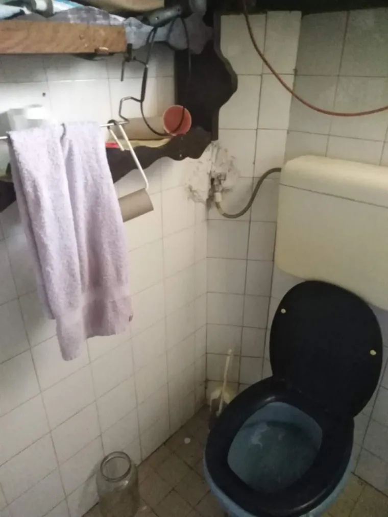 Nesretna je žena prije nekoliko mjeseci tragičnim slučajem ostala bez muža. Živi s djecom u neljudskim uvjetima, a pitanje je vremena kada će 'pasti' u kolica