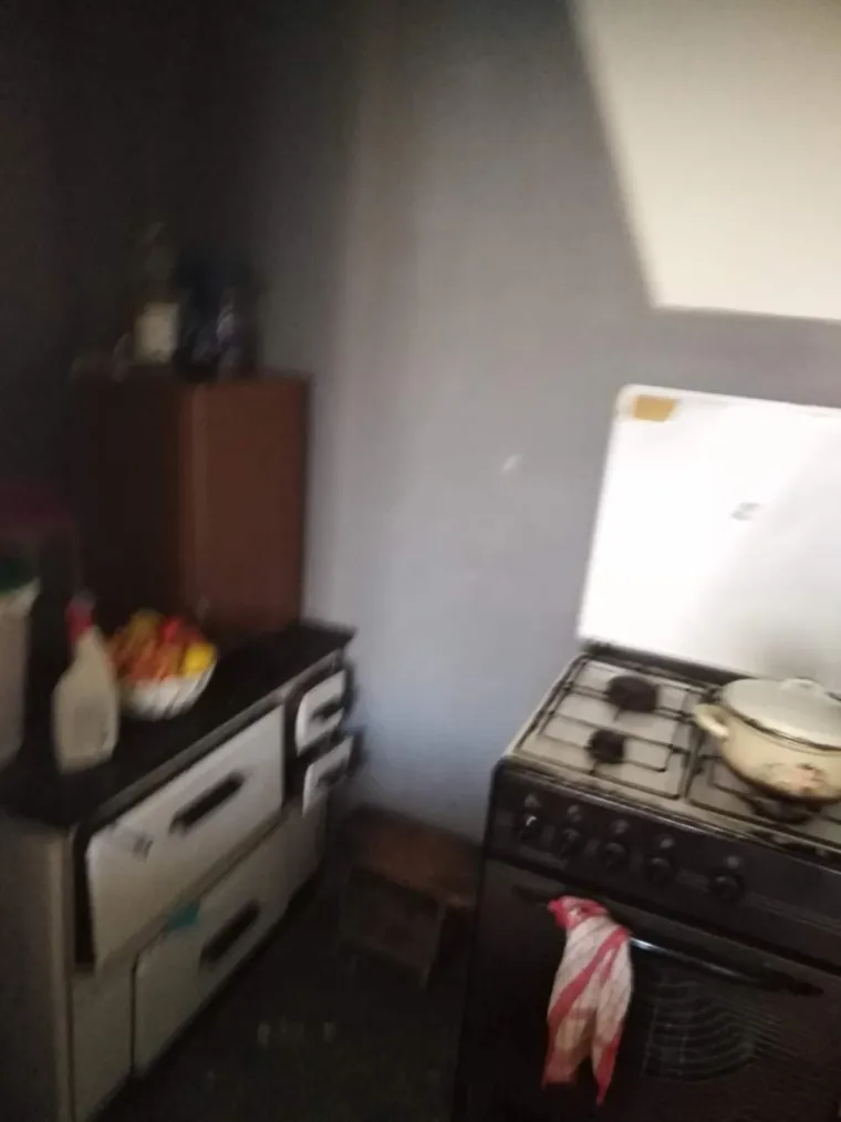 Nesretna je žena prije nekoliko mjeseci tragičnim slučajem ostala bez muža. Živi s djecom u neljudskim uvjetima, a pitanje je vremena kada će 'pasti' u kolica