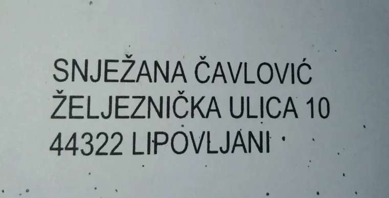 Nesretna je žena prije nekoliko mjeseci tragičnim slučajem ostala bez muža. Živi s djecom u neljudskim uvjetima, a pitanje je vremena kada će 'pasti' u kolica