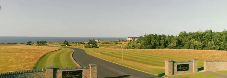 Poznat je po nepreglednim golf-igrali&scaron;tima na kojima su nastupali najveći svjetski golferi (Tiger Woods i Rory McIlroy), a hotel ima brojne sadržaje za relaksaciju gostiju; zatvoreni bazen, stolni nogomet, stolni tenis, biljar.