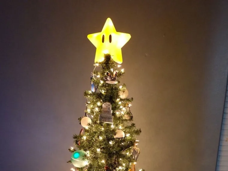 OBJAVLJUJU NAJBIZARNIJE UKRASE ZA VRH JELKE: A neke od fotografija su sve samo ne čedne