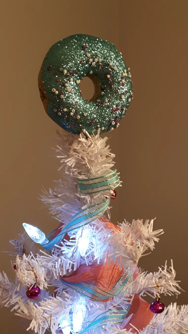 OBJAVLJUJU NAJBIZARNIJE UKRASE ZA VRH JELKE: A neke od fotografija su sve samo ne čedne