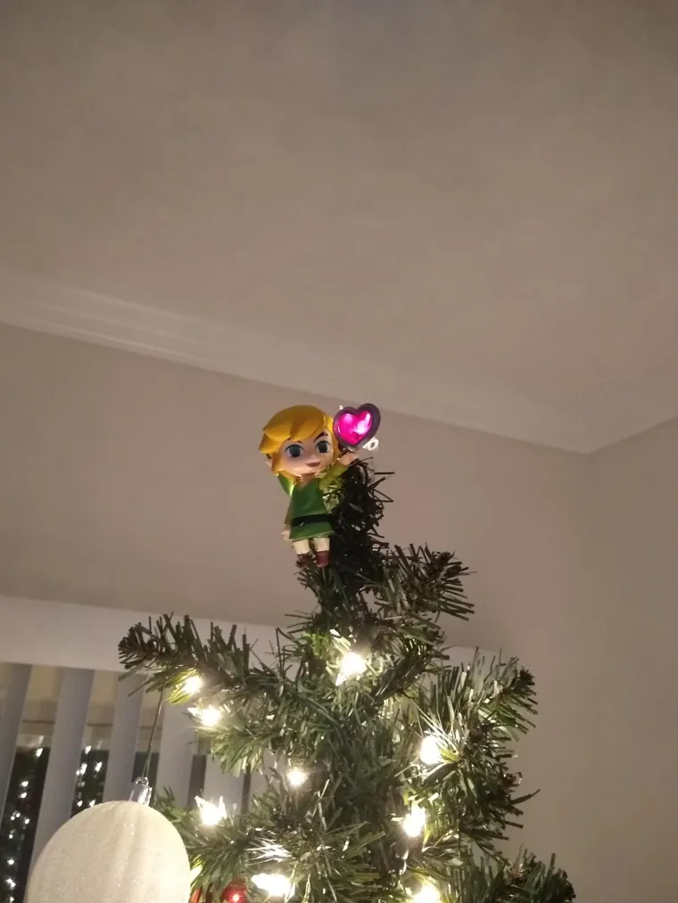 OBJAVLJUJU NAJBIZARNIJE UKRASE ZA VRH JELKE: A neke od fotografija su sve samo ne čedne