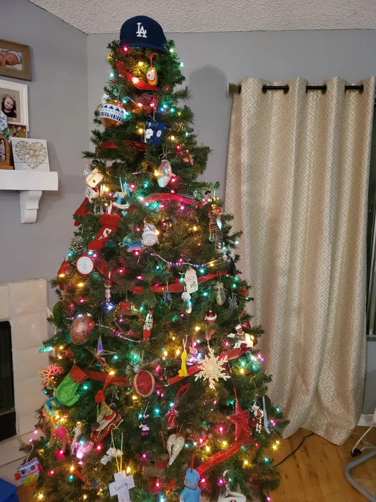 OBJAVLJUJU NAJBIZARNIJE UKRASE ZA VRH JELKE: A neke od fotografija su sve samo ne čedne