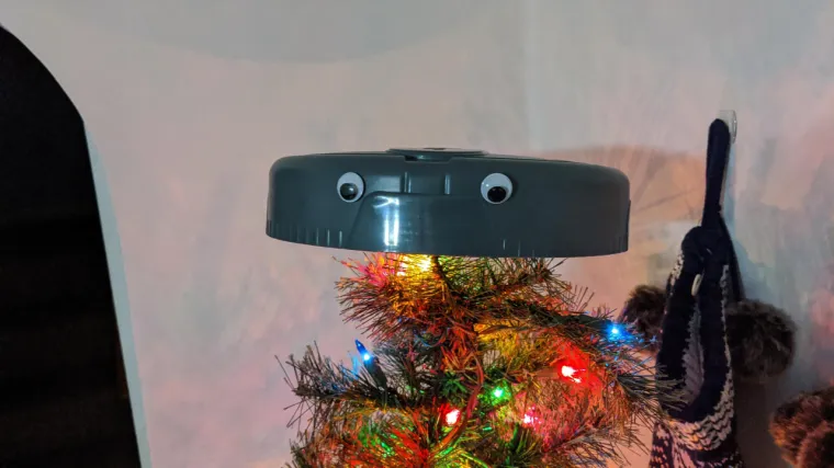 OBJAVLJUJU NAJBIZARNIJE UKRASE ZA VRH JELKE: A neke od fotografija su sve samo ne čedne