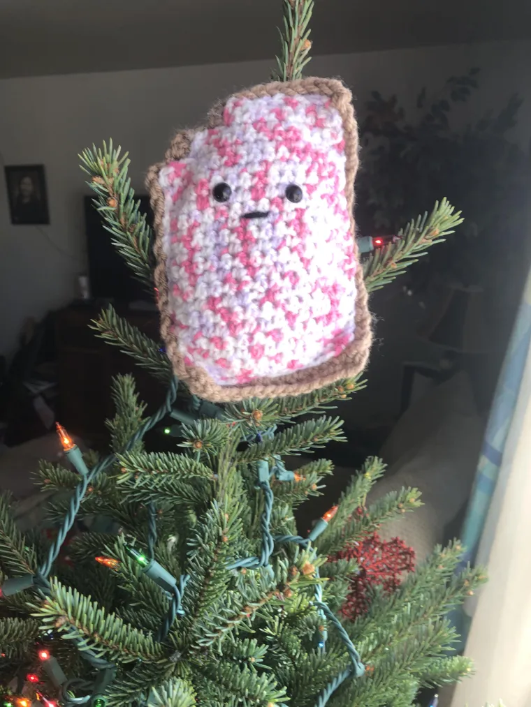 OBJAVLJUJU NAJBIZARNIJE UKRASE ZA VRH JELKE: A neke od fotografija su sve samo ne čedne