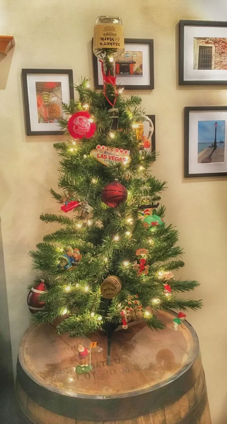 OBJAVLJUJU NAJBIZARNIJE UKRASE ZA VRH JELKE: A neke od fotografija su sve samo ne čedne