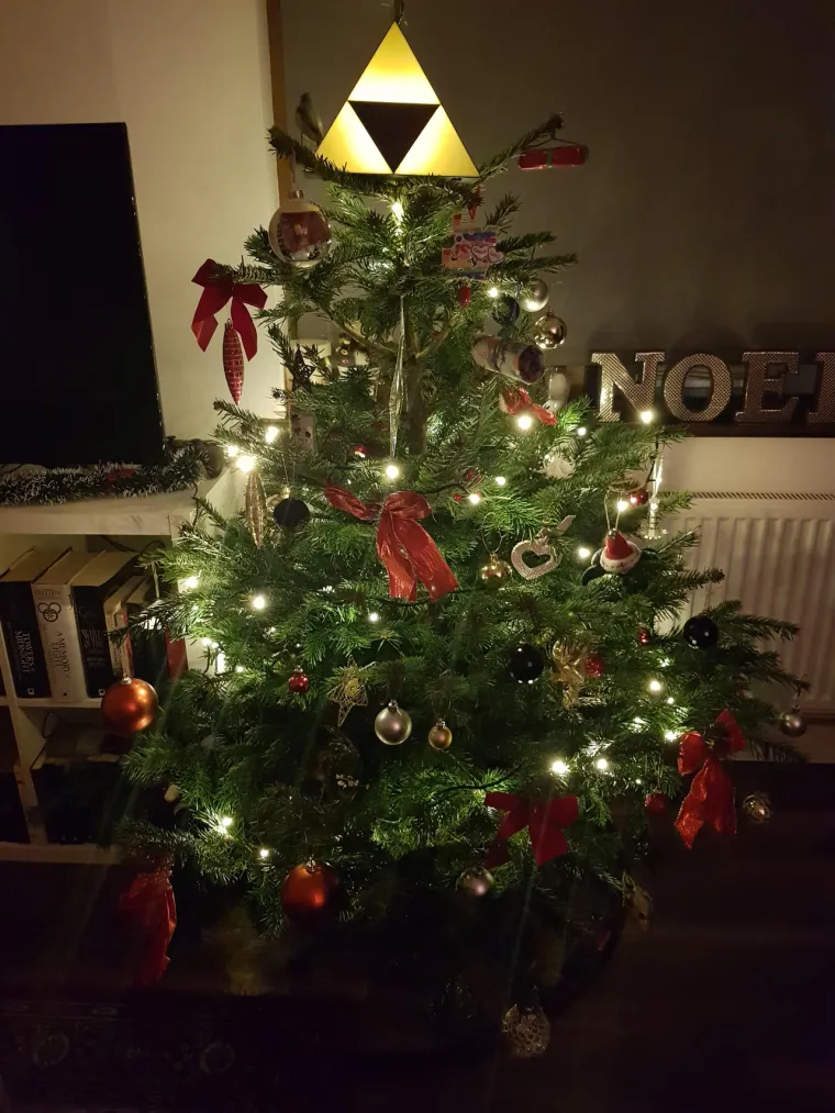 OBJAVLJUJU NAJBIZARNIJE UKRASE ZA VRH JELKE: A neke od fotografija su sve samo ne čedne