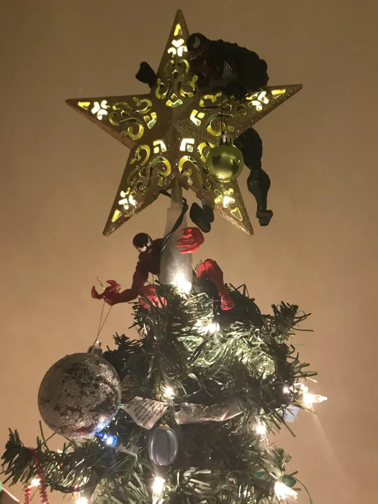 OBJAVLJUJU NAJBIZARNIJE UKRASE ZA VRH JELKE: A neke od fotografija su sve samo ne čedne