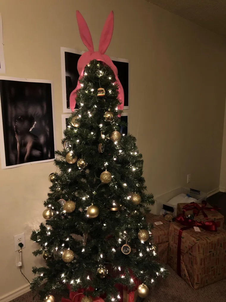 OBJAVLJUJU NAJBIZARNIJE UKRASE ZA VRH JELKE: A neke od fotografija su sve samo ne čedne