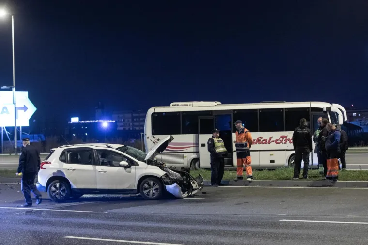 U prometnoj nesreći na Slavonskoj aveniji 106, kod robne kuće Lesnina u Zagrebu, sudjelovali su autobus i osobni automobil marke Peugeot. Policija regulira promet i provodi očevid.