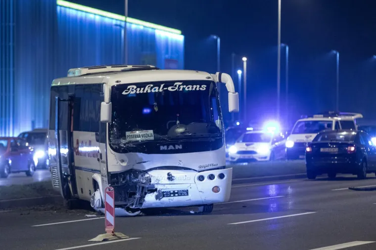 SUDAR AUTOBUSA I AUTOMOBILA NA JEDNOJ OD NAJPROMETNIJIH ZAGREBAČKIH CESTA: Prednji dio Peugeota potpuno je uni&scaron;ten