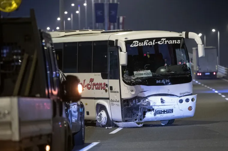 SUDAR AUTOBUSA I AUTOMOBILA NA JEDNOJ OD NAJPROMETNIJIH ZAGREBAČKIH CESTA: Prednji dio Peugeota potpuno je uni&scaron;ten