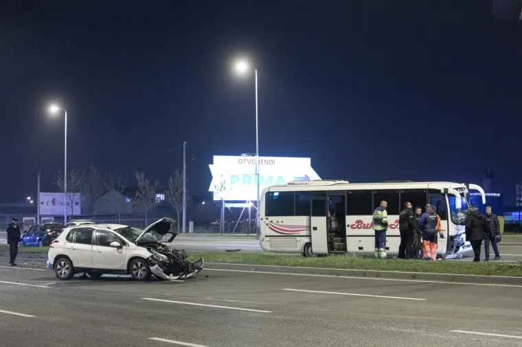 SUDAR AUTOBUSA I AUTOMOBILA NA JEDNOJ OD NAJPROMETNIJIH ZAGREBAČKIH CESTA: Prednji dio Peugeota potpuno je uni&scaron;ten