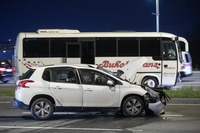 SUDAR AUTOBUSA I AUTOMOBILA NA JEDNOJ OD NAJPROMETNIJIH ZAGREBAČKIH CESTA: Prednji dio Peugeota potpuno je uni&scaron;ten