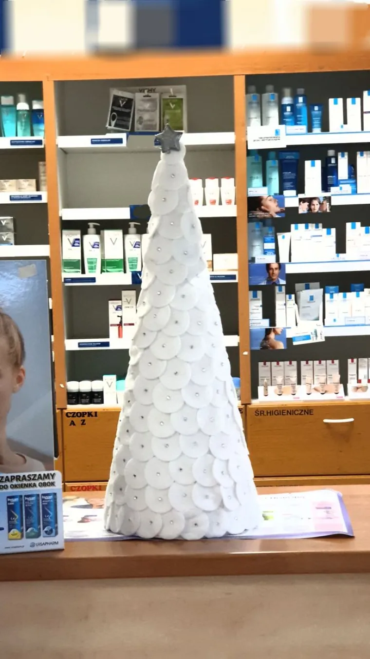 OTIŠLI SU NA POSAO I UZELI STVAR U SVOJE RUKE: Božićno drvce napravili od predmeta koji su im bili pri ruci