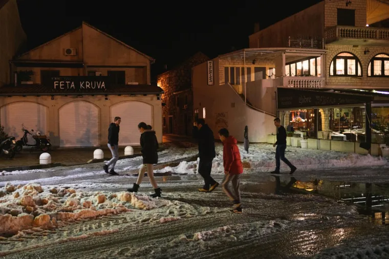 Snažna tuča pogodila hrvatsku obalu, u Pako&scaron;tanima aute iz leda izvlačili bagerom!