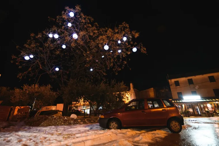 Snažna tuča pogodila hrvatsku obalu, u Pako&scaron;tanima aute iz leda izvlačili bagerom!