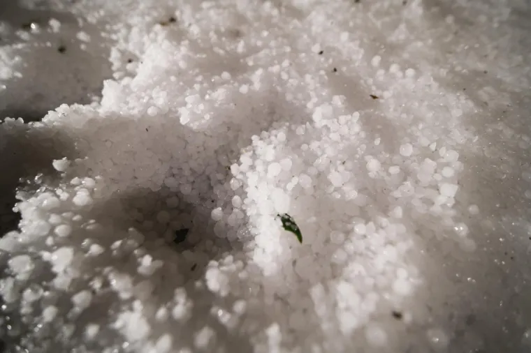 Snažna tuča pogodila hrvatsku obalu, u Pako&scaron;tanima aute iz leda izvlačili bagerom!